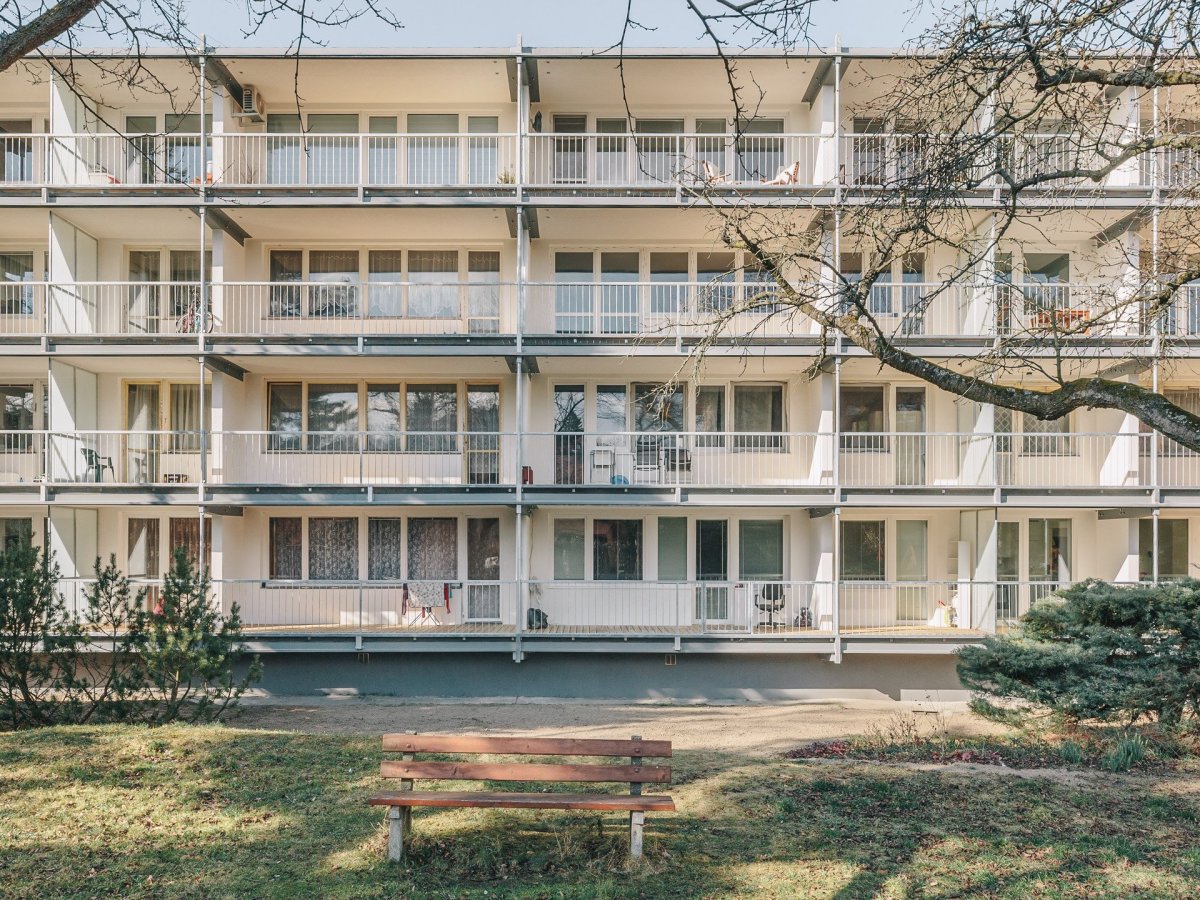 Re:architekti opravili fasádu a přidali nové lodžie paneláku v pražské Hostivaři