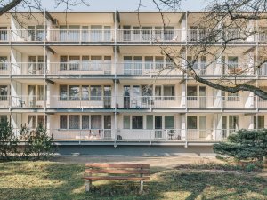 Re:architekti opravili fasádu a přidali nové lodžie paneláku v pražské Hostivaři