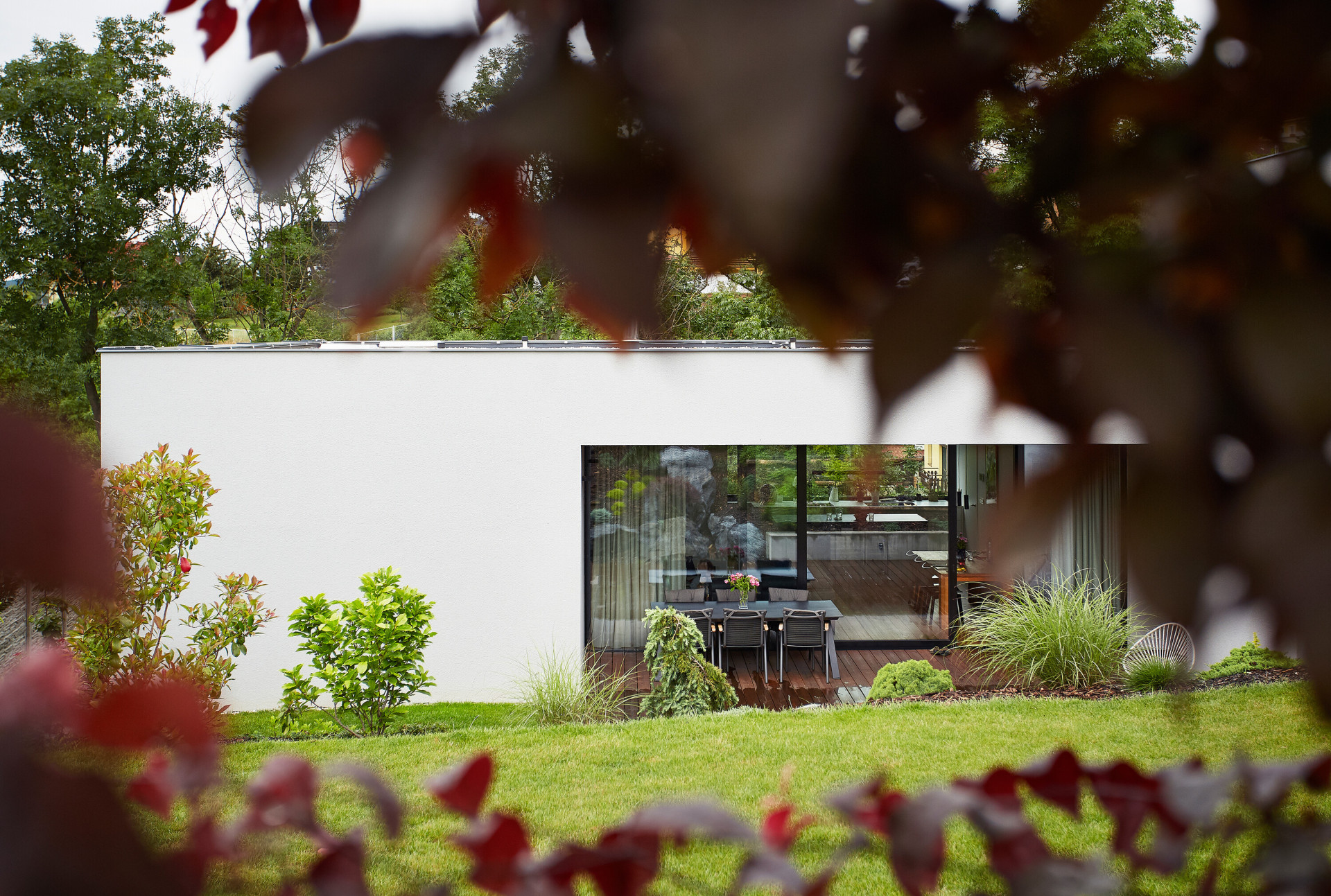 Markéta Bromová realizovala rodinný dům v Berouně. Zdánlivě jednoduchý bílý objekt usadila na komplikovaný pozemek se svažitým terénem