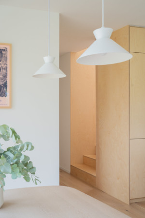 Schodiště vede do patra, kde jsou místnosti pro dospělé děti a jejich rodiny. (Dům mezi stromy; Studio COSMO)