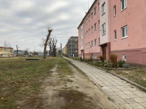 Nadace Proměny Karla Komárka vyhlašuje výzvu k obnově parku před Základní školou U Červených domků v Hodoníně