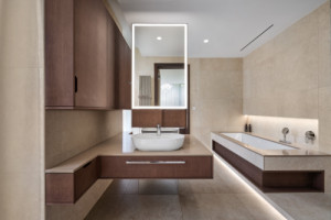 Pohled do koupelny (Rodinná vila v Brně;  KYZLINK ARCHITECTS)