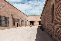 Cihelna v Lotyšsku vyrábí pro společnost Klinker Centrum tradiční fortifikační cihly dodnes. Používají se například při obnově pevnosti Josefov