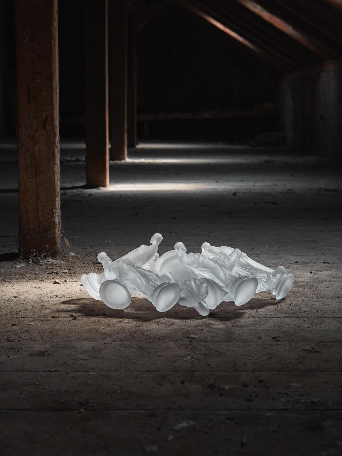 Dvanáct apoštolů. „Ve své tvorbě se velice často dotýkám tématu víry. Přesněji řečeno, jak to nejlépe vyjádřil Jan Ámos Komenský, labyrintu světa a ráje srdce,“ říká známý výtvarník a pedagog Rony Plesl. Zdroj: Fránek Architects