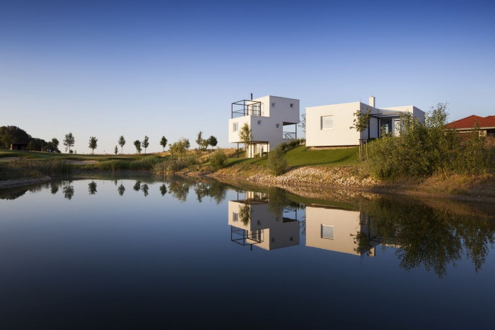 Obydlí v objetí golfu, 3x3,