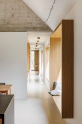 Okno se sedacím parapetem (Dům u vinohradu, ARCHITEKTI mikulaj & mikulajová )