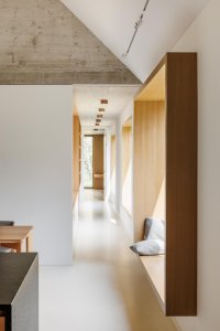 Okno se sedacím parapetem (Dům u vinohradu, ARCHITEKTI mikulaj & mikulajová )