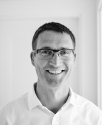 Architekt Pavel Hnilička se narodil roku 1975 v Praze. Studoval na Fakultě architektury ČVUT v Praze u Prof. Lábuse a prof. Šrámkové a na ETH Zürich u prof. Eberleho, od roku 2003 vede vlastní ateliér Pavel Hnilička Architekti