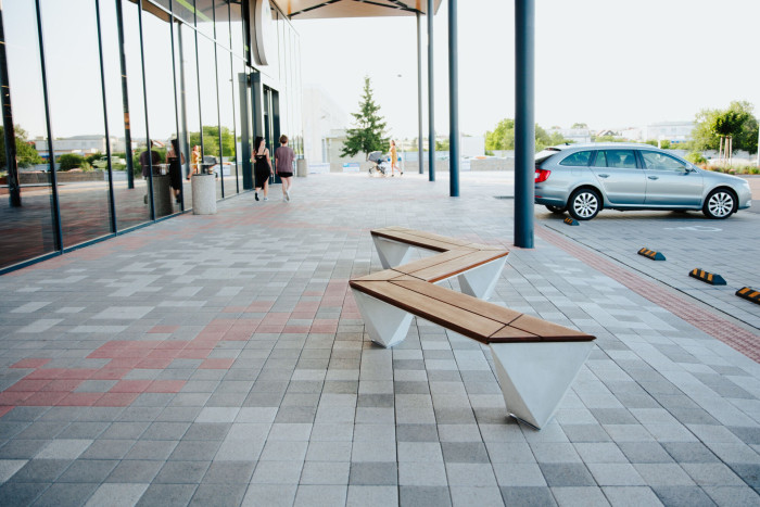 Základnu lavičky Spirit tvoří hladký beton, zatímco sedák je tvořen prkny z iroka.