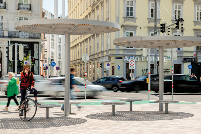 Vídeň má mnoho kvalitních veřejných prostranství. Najdeme tam i mobiliář od české firmy mmcité. 