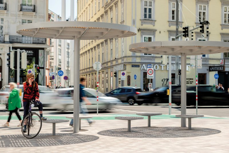 Vídeň má mnoho kvalitních veřejných prostranství. Najdeme tam i mobiliář od české firmy mmcité. 