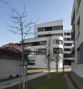 Aulík Fišer architekti realizovali polyfunkční dům v Libni, který reaguje na urbanisticky nejednotnou městskou zástavbu