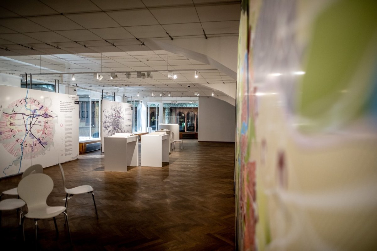 Expozice výstavy Ideální Velká/ Malá Praha, 1919/ 2019 v Galerii Lucerna.
