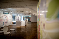 Expozice výstavy Ideální Velká/ Malá Praha, 1919/ 2019 v Galerii Lucerna.