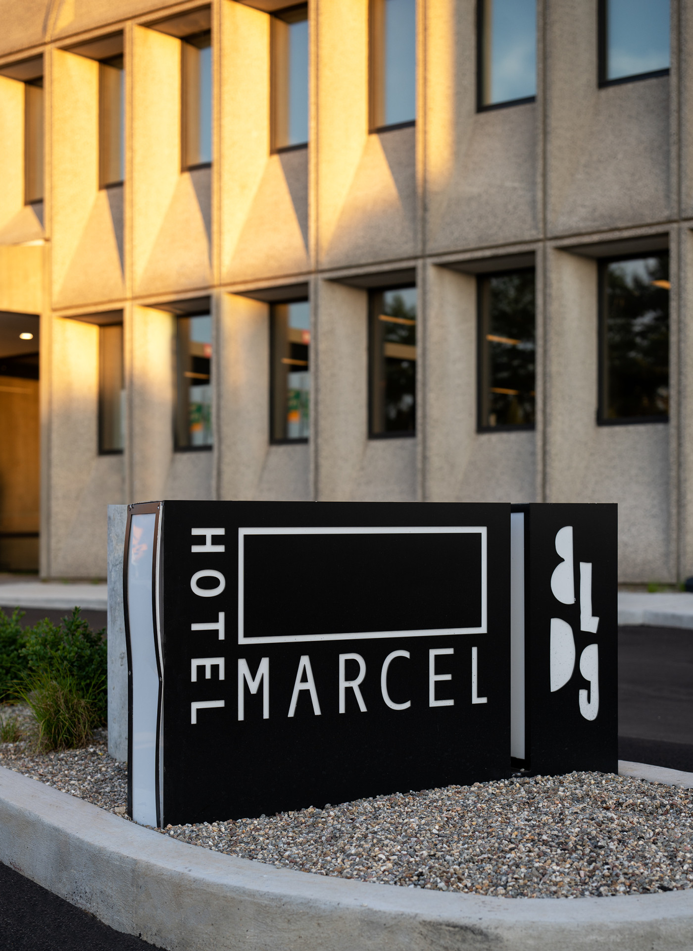 Administrativní brutalistickou budovu v americkém New Haven proměnili architekti ze studia Becker + Becker na luxusní hotel Marcel