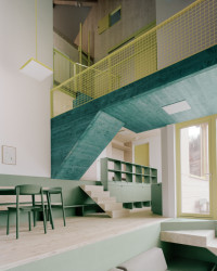 Dům ve svahu, AMUNT Nagel Theissen: Ve spodním patře se obytný prostor rozkládá na třech úrovních