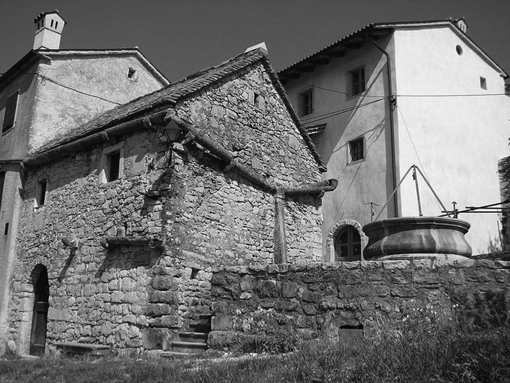 dekleva gregorič arhitekt, Compact Karst House, typický kamenný dům v oblasti Karst - foto