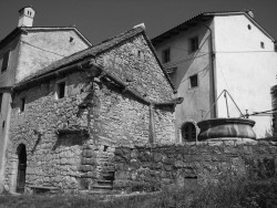 dekleva gregorič arhitekt, Compact Karst House, typický kamenný dům v oblasti Karst - foto