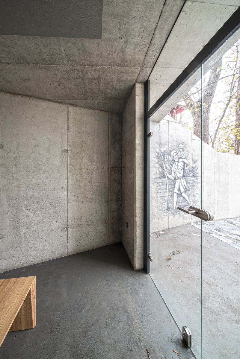 Dveře se dají otevřít dokořán, čímž se vnitřek kaple propojí s exteriérem. (Kaple v Praze-Záběhlicích; JIRSA – ARCHITEKTI)