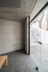 Dveře se dají otevřít dokořán, čímž se vnitřek kaple propojí s exteriérem. (Kaple v Praze-Záběhlicích; JIRSA – ARCHITEKTI)