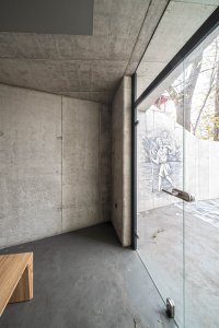 Dveře se dají otevřít dokořán, čímž se vnitřek kaple propojí s exteriérem. (Kaple v Praze-Záběhlicích; JIRSA – ARCHITEKTI)