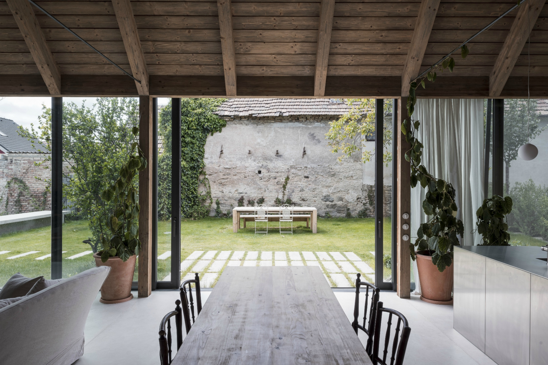 Dom V od architektů Martina Skočeka, Lucii Miklové, realizace 2019