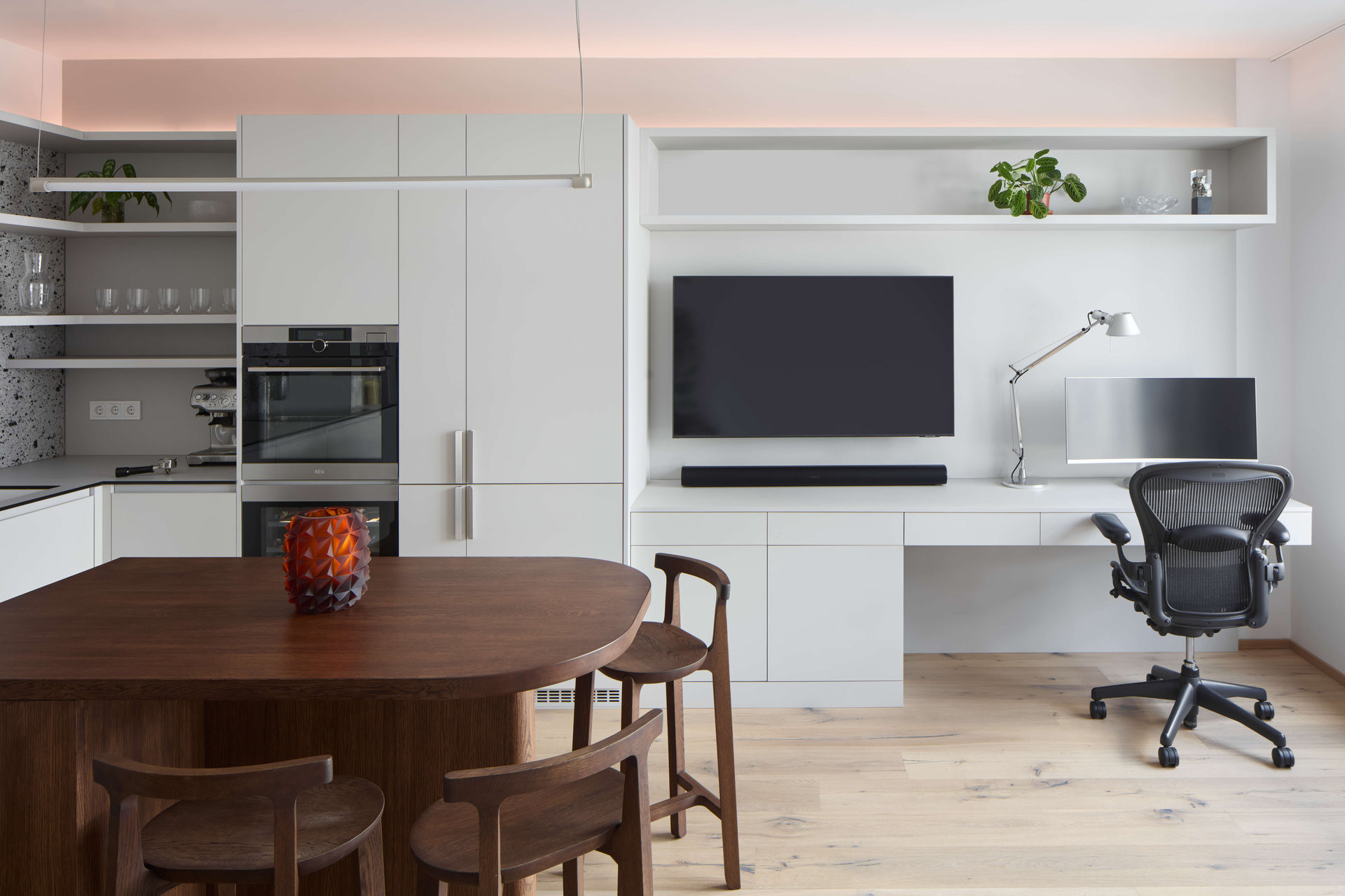 Součástí hlavního obytného prostoru je také pracovní kout (Interiér bytu Karlín; PANIKHORN)