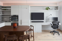 Součástí hlavního obytného prostoru je také pracovní kout (Interiér bytu Karlín; PANIKHORN)