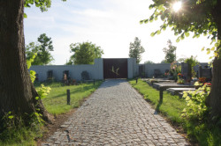 Pěšiny dlážděné žulou  (Rekonstrukce hřbitova v Pátku, Tomáš Podrázský)