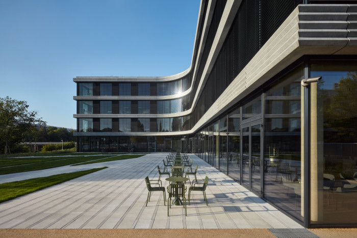 Městskou mozaiku kvalitní královéhradecké architektury doplnila administrativní budova centrály ČSOB od studia Projektil.