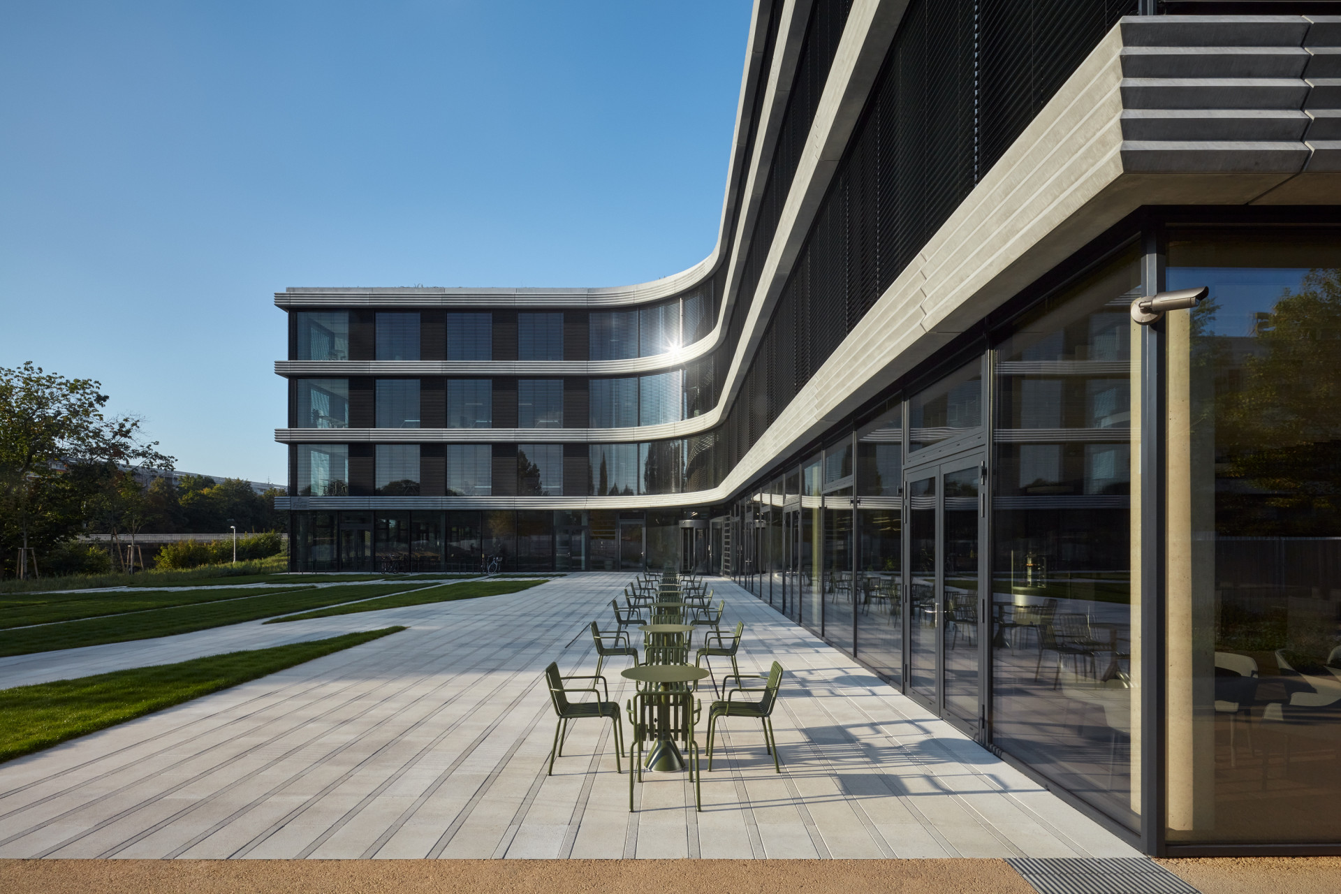 Městskou mozaiku kvalitní královéhradecké architektury doplnila administrativní budova centrály ČSOB od studia Projektil.