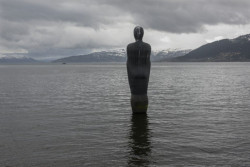 Antony Gormley, Mořský člověk. Lokace: Nordland, Mo i Rana 1995 - foto