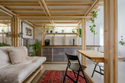 Ondřej Bělica - Ateliér na náměstí: Laťové konstrukce rozdělují prostor ateliéru na pracovní a obytnou část