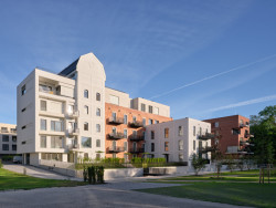 Silo, uprostřed věž (mar.s architects, obnova Žitného mlýna v Boršově nad Vltavou)