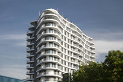 Zelené prostory na terasách i kolem celého objektu poskytují vyšší komfort bytů