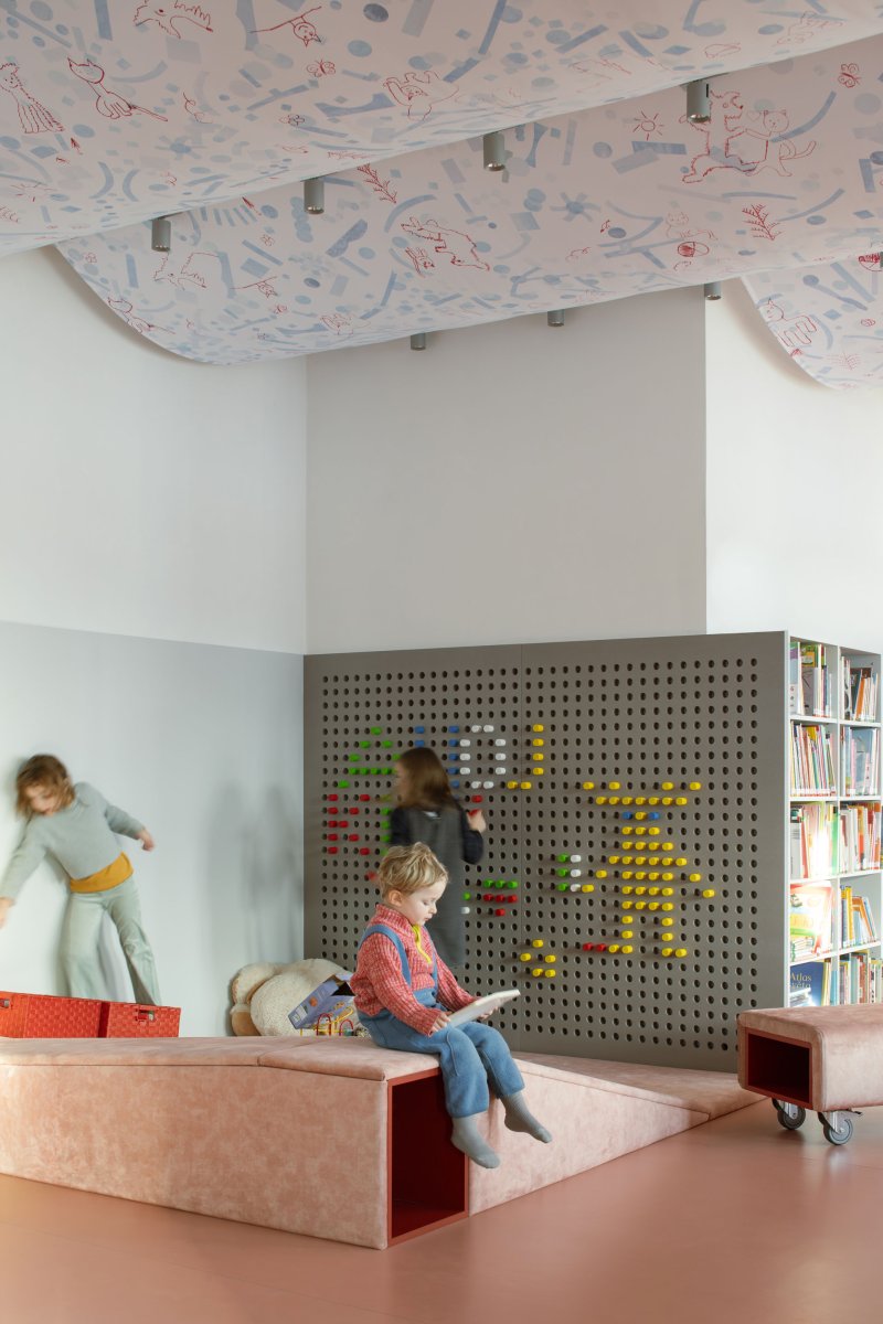 Pohled do dětského oddělení knihovny (Knihovna v Červeném Kostelci; Papundekl architekti)