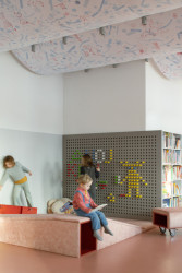 Pohled do dětského oddělení knihovny (Knihovna v Červeném Kostelci; Papundekl architekti)