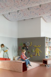 Pohled do dětského oddělení knihovny (Knihovna v Červeném Kostelci; Papundekl architekti)