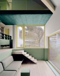 Dům ve svahu, AMUNT Nagel Theissen: Dům uvnitř rozehrává opravdu pozoruhodnou prostorovou hru v různých úrovních, které se
vzájemně prolínají