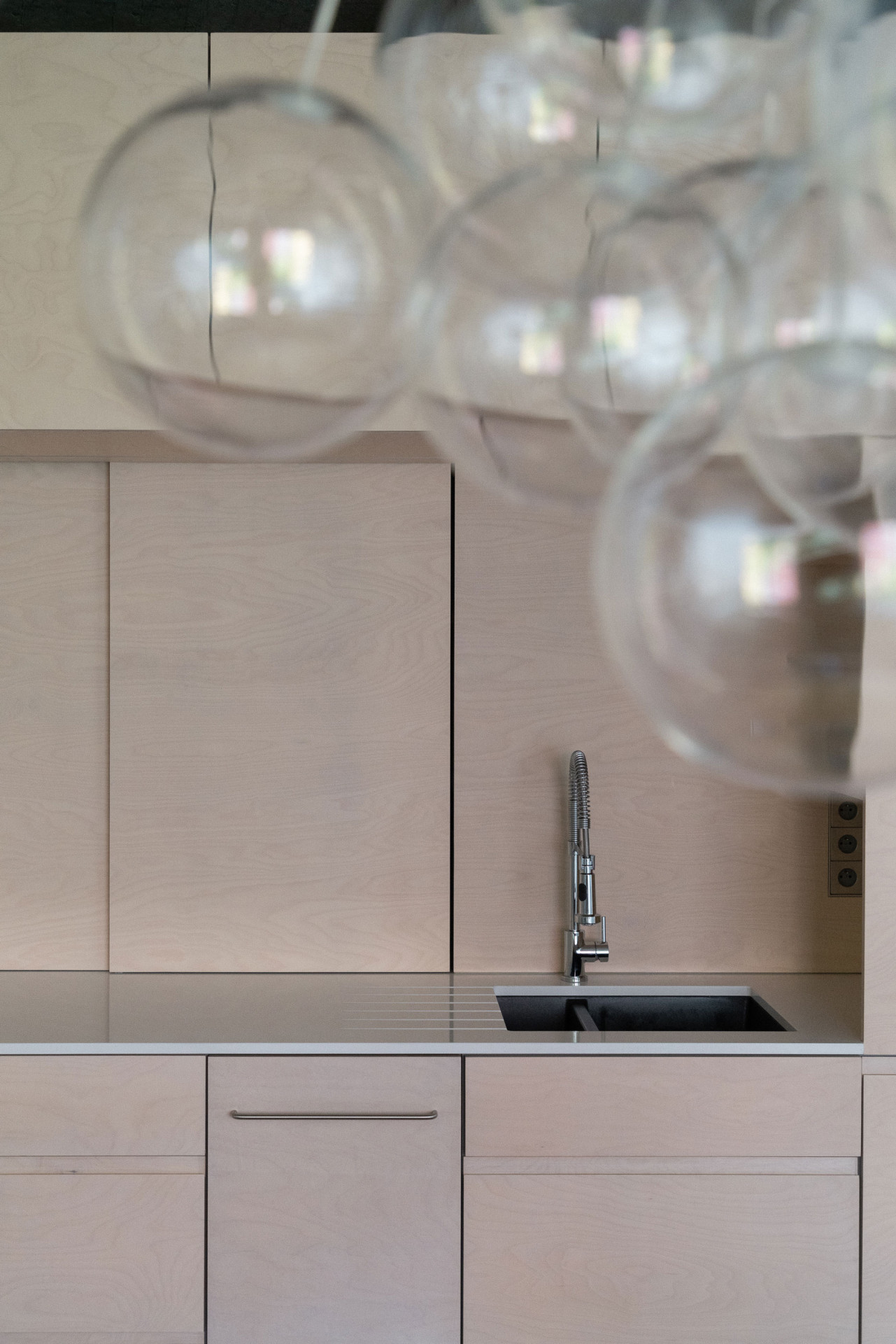 PROGRES ARCHITEKTI - Byt + byt: Dřevěné prvky byly vyrobeny v rodinné dílně architekta