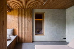 Barbora Léblová navrhla zahradní domek se saunou, relaxačním prostorem a terasou na pražském Slivenci