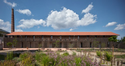 Kocanda Kravsko, ORA: Aby se nemuselo zasahovat do konstrukcí sádrovny, zpřístupňuje patro nová dřevěná pavlač