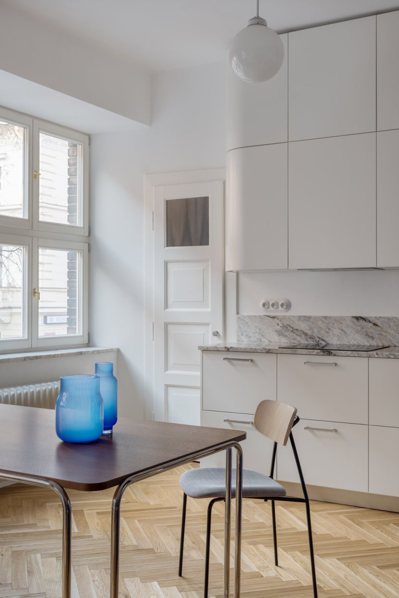 Pohled na jídelní stůl inspirovaný designem Marcela Breuera (Rekonstrukce bytu Žižkov, NOMAARCH)