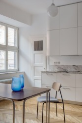 Pohled na jídelní stůl inspirovaný designem Marcela Breuera (Rekonstrukce bytu Žižkov, NOMAARCH)