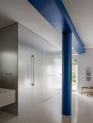 Výrazným prvkem v interiéru je modrý sloup s nosníkem. (Byt bazén, GRAU) 