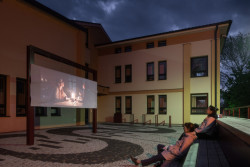 Kulturní prostor před ZUŠ Pečky od Alžběty P. Brůhové: Uprostřed prostoru stojí velká brána−portál, kterým se dá probíhat a při speciálních příležitostech na něj pověsit opona nebo promítací plátno