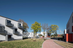 Městské bytové domy v Plzni, Projectstudio8: Všechny jsou jednotně bíle omítnuty, ozvláštněny pouze barevnými akcenty