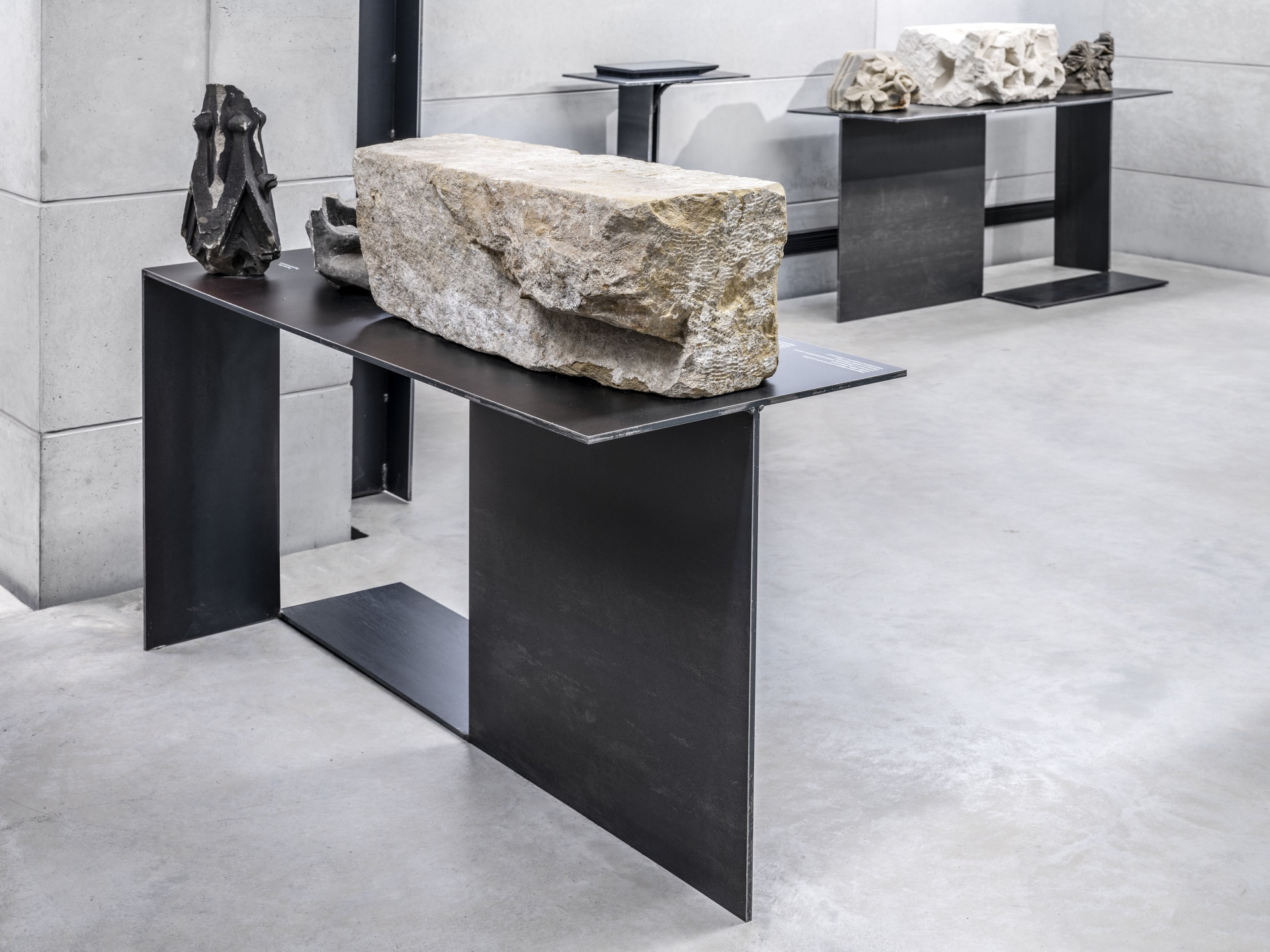 Výstava zahrnuje mimo jiné i archeologické nálezy nebo faksimilie Olomouckého horologia z 12. století