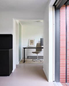Pracovna v přízemí u vstupu do domu (Řadový dům v Čimicích, Plus One Architects)