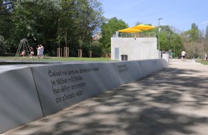 Novým vstupem do parku jsou také betonové terasy, které procházejí svažitým terénem. (Park Střed v Mostě, Rehwaldt Landscape Architects + Atelier Hoffman)